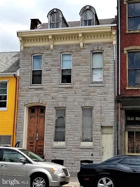 215 N 8th St, Reading, PA 19601 .